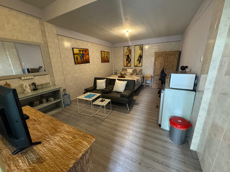 Private Dual Desk PoolView Studio Work area with Dual desk and Dual Fiber-WiFi + Starlink Backup